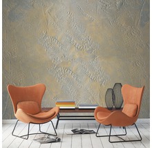 Wohnzimmer mit zwei Sesseln, Couchtisch und dekorativer Wandgestaltung