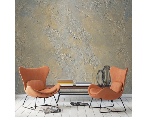 Wohnzimmer mit zwei Sesseln, Couchtisch und dekorativer Wandgestaltung