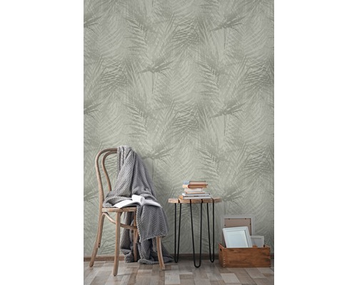 Szene mit gemusterter Tapete, Stuhl und Tisch für Wohnraumgestaltung