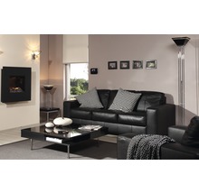 Wohnzimmer mit schwarzem Sofa, Couchtisch und elektrischem Kamin