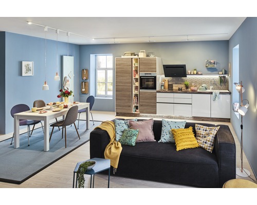 Helle und moderne Wohnküche mit Esstisch, Sofa und Küchenzeile