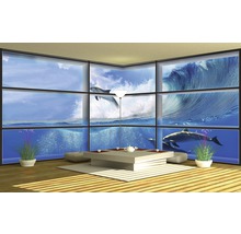 Helles Zimmer mit Fensterwand und Meerblick mit Delphinen, Tisch und Pflanzen