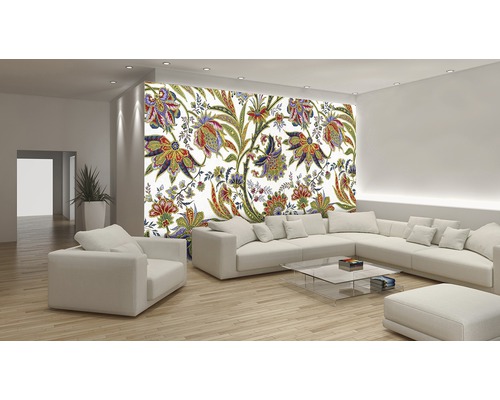 Wohnzimmer mit floral gemusterter Tapete, Sofa und Sessel