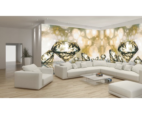 Wohnzimmer mit Fototapete mit Diamantenmuster, Sofa und Couchtisch