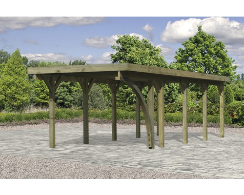 Holzcarport im Garten