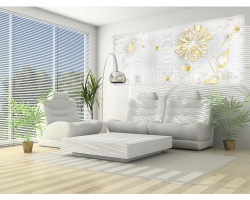 Heller Wohnraum mit Sofa, Sessel, Tisch und Wandbild mit floralem Muster