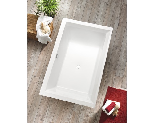 Rechteckige Badewanne im Badezimmer mit Holzboden