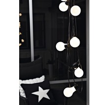 Lichterkette mit Glühbirnen in einem Zimmer.