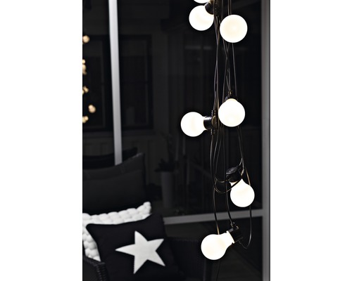 Lichterkette mit Glühbirnen in einem Zimmer.