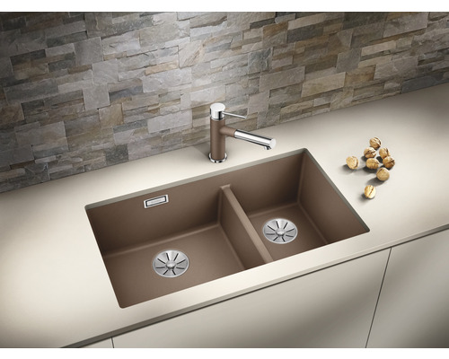 Küchenspüle mit zwei Becken, Armatur und Abfluss