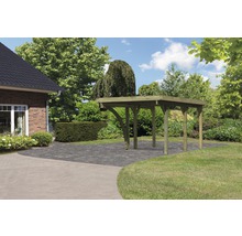 Holzcarport im Gartenbereich mit Pflastersteinen
