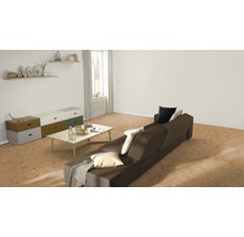 Wohnzimmer mit Sofa, Tisch und Kommode