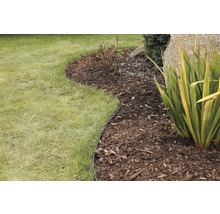 Gartenlandschaft mit Rasen, Mulch und Rasenkante zur Beetbegrenzung