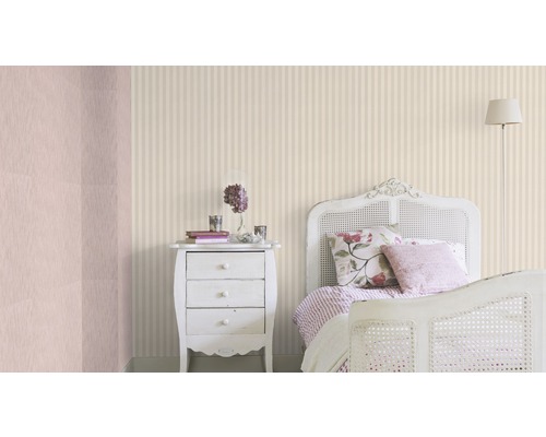 Helles Schlafzimmer mit gestreifter Tapete, Nachttisch und Bett