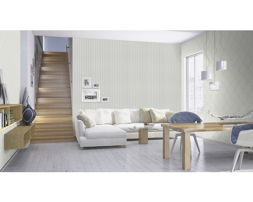 Heller Wohnraum mit Treppe, Sofa, Esstisch und gemusterter Tapete