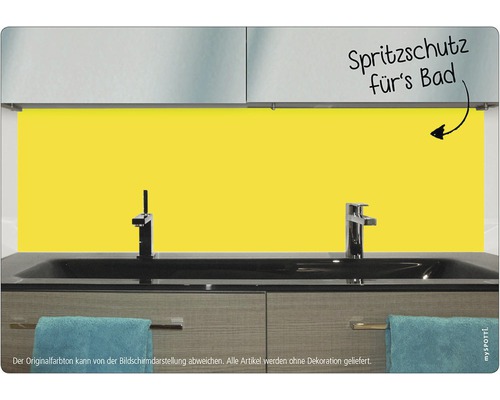 Gelber Spritzschutz für das Bad hinter einem Waschbecken.