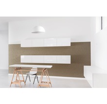 Innenraum mit weißen Hängeschränken, Schreibtischbock und Pendelleuchte