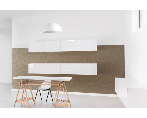 Innenraum mit weißen Hängeschränken, Schreibtischbock und Pendelleuchte