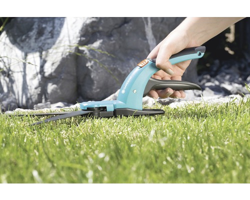 Gardena Akku-Grasschere im Einsatz auf Rasenfläche