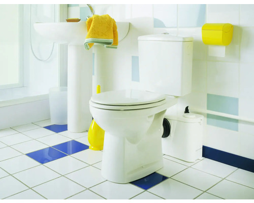 Badezimmer mit Toilette, Waschbecken und Fliesenboden