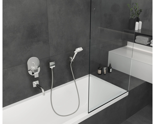 Badezimmer mit Badewanne, Duscharmatur und Spritzschutz