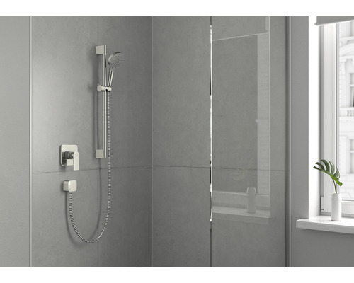 Duscharmatur mit Handbrause in einem Badezimmer mit Duschkabine.