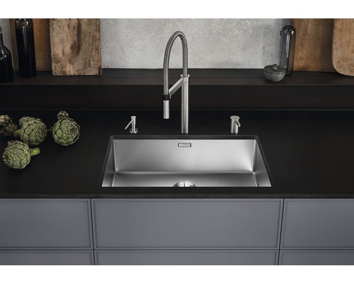 Küchenspüle mit Armatur und Seifenspender auf einer Küchentheke