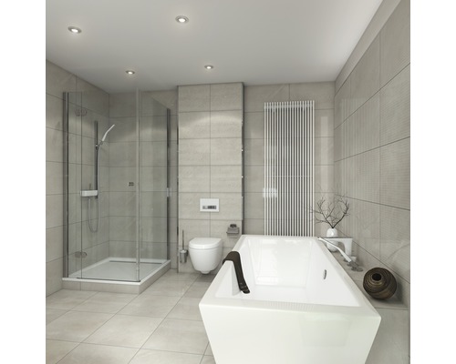 Helles Badezimmer mit Dusche, Toilette und Badewanne
