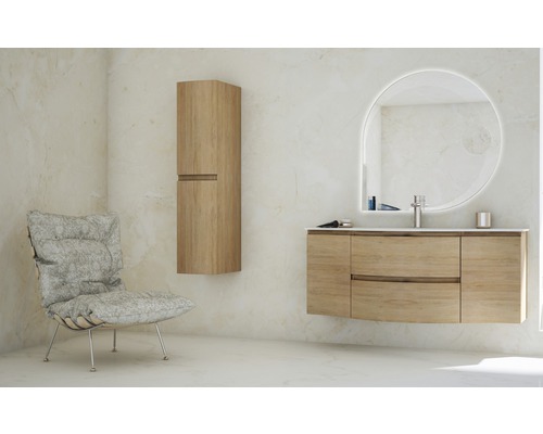 Badezimmer mit Waschtisch, Spiegel, Hängeschrank und Sessel