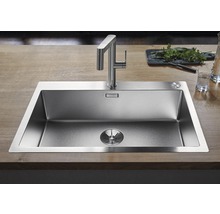 Spüle aus Edelstahl mit Wasserhahn auf einer Holzoberfläche