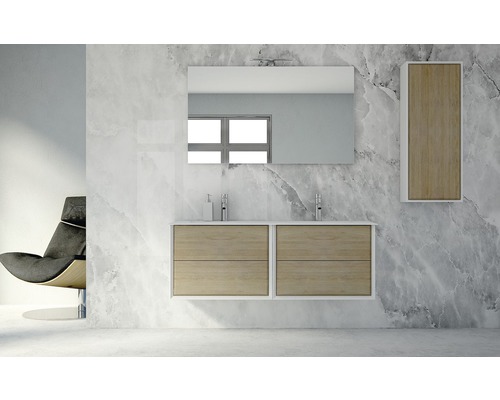 Helles Badezimmer mit Waschtischunterschrank, Spiegel und Hängeschrank vor einer Marmorwand.