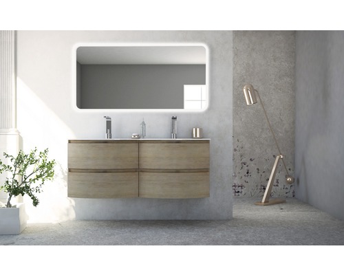 Modernes Badezimmer mit Doppelwaschtisch, beleuchtetem Spiegel und Stehlampe