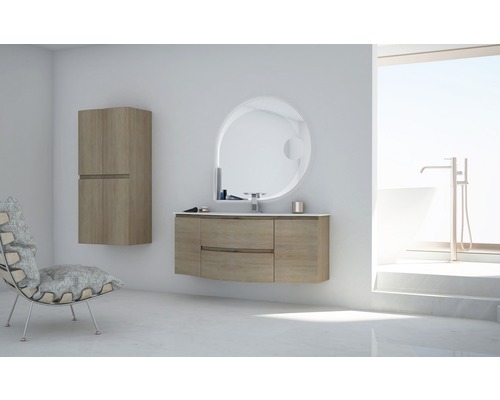 Badezimmer mit Waschtischunterschrank, Spiegelschrank, Hängeschrank und Stuhl in hellem Design