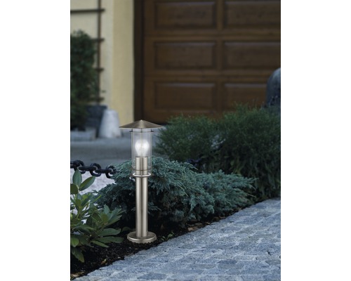 Gartenleuchte aus Metall mit Glasschirm im Außenbereich