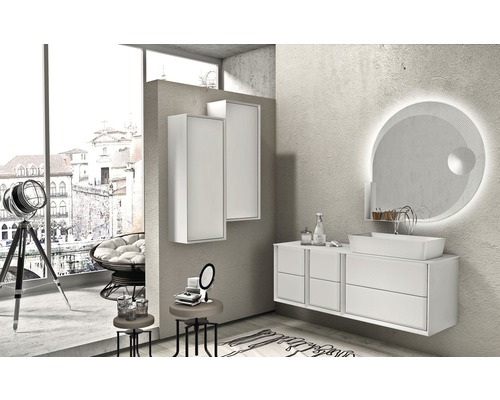 Helles Badezimmer mit Waschtisch, Spiegel mit Beleuchtung und zwei Hängeschränken.