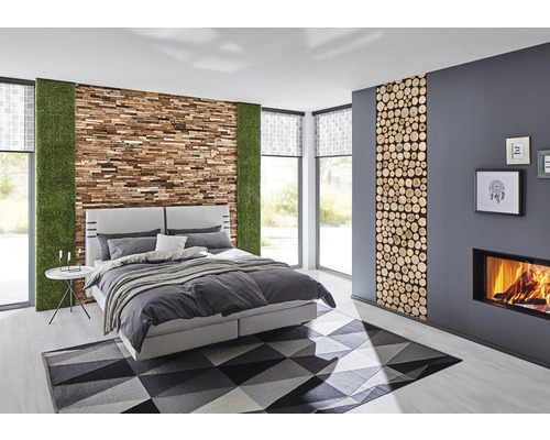 Schlafzimmer mit Doppelbett, geometrischem Teppich, Holzwandpaneel und Kamin