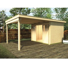 Holzgartenhaus mit überdachter Terrasse auf einer Holzterrasse