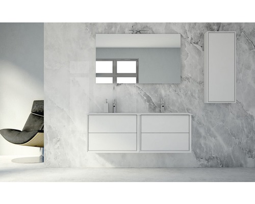 Badezimmer mit weißem Waschtischunterschrank, Spiegel, Spiegelschrank und Sessel