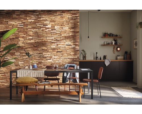 Esszimmer mit Holzwandpaneelen, Esstisch und Küchenzeile für ein gemütliches Ambiente.