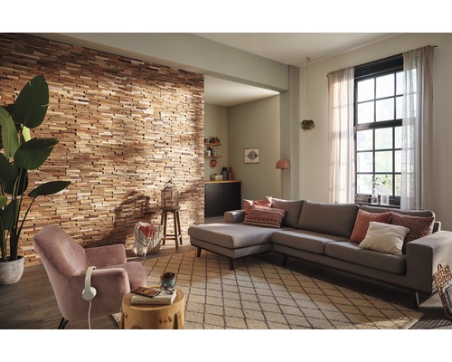 Wohnzimmer mit Holzverkleidung an der Wand, Ecksofa, Sessel und Teppich