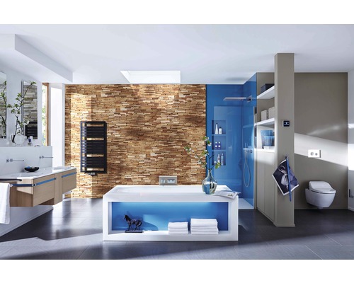 Helles Badezimmer mit Dusche, Waschtisch, Badewanne und Toilette.