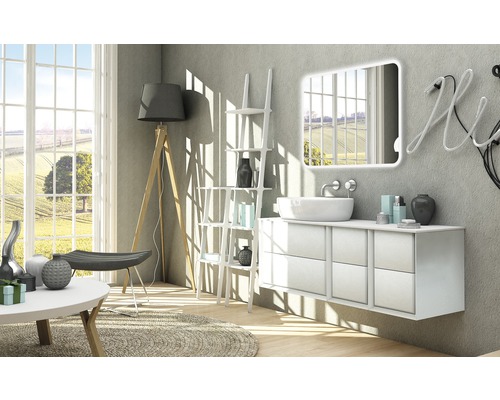 Modernes Badezimmer mit Waschbecken, Spiegel, Regal und Dekorationen in einem hellen Raum