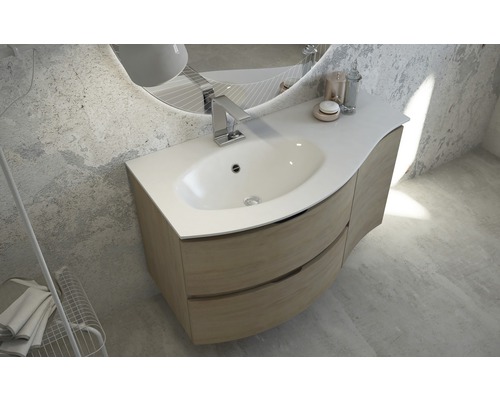 Badezimmer mit Waschtischunterschrank, Aufsatzwaschbecken und Armatur