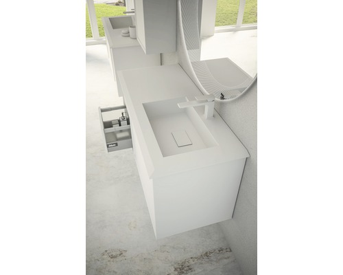 Modernes Badezimmer mit Waschbecken, Spiegel und Unterschrank für eine helle und freundliche Atmosphäre.