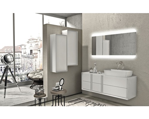 Modernes Badezimmer mit Waschtisch, Spiegelschrank, beleuchtetem Spiegel und Dekorationen