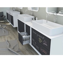 Badezimmer mit Waschbecken auf Unterschrank mit Kreidetafeloberfläche