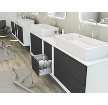 Badezimmer mit Waschtischen, Unterschränken und offenem Schubladenelement.