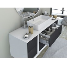 Modernes Badezimmer mit Waschbecken, Unterschrank mit Schubladen und Spiegel