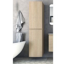Badezimmer Szene mit hohem, hellem Holzschrank