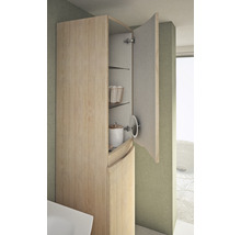 Offener Badezimmerschrank mit Glasregalen und Spiegel